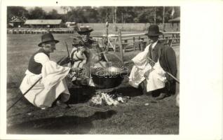 Hortobágy, juhászok gulyás főzésnél