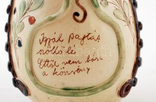 Mezőtúri kerámia kancsó, "Igyál pajtás / szöllő lé / Ettől nem bánt / a köszvény" feliratt...