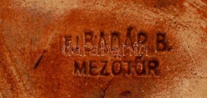 Mezőtúri kerámia kancsó, "Igyál pajtás / szöllő lé / Ettől nem bánt / a köszvény" feliratt...