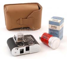 Svájci gyártmányú 35 mm-es Tessina fényképezőgép, Kodak filmmel, bőrtokban Hozzá Tessina márkájú filmvágó készülék / Tessina photo camera in leather case, good condition + film cutter device