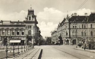 Szeged, Rudolf tér, Híd utca, Cipő csizma és papucs ipari szövetkezet, Lukács Miksa fűszer termény, Bakay E. boltja, kárpitos, Fleissig Dezső boltja, Berger Testvérek Rt.