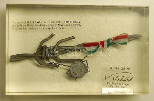 1989. Szögesdrót darab a Vasfüggönyből plasztiktömbbe öntve, tanúsítvánnyal