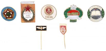7db klf magyar és német jelvény a szocialista időszakból, közte "Az oktatásügy kiváló dolgozója" zománcozott fém jelvény (45x23mm), "Élenjáró növendék" zománcozott fém jelvény (27mm) T:vegyes
