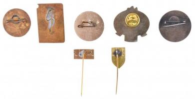 7db klf magyar és német jelvény a szocialista időszakból, közte "Az oktatásügy kiváló dolgozója...