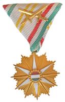 1984. "Magyar Népköztársaság kardokkal díszített Csillagrendje" aranyozott bronz kitüntetés mellszalaggal T:1- Csak 74db adományozás! Hungary 1984. "Star Order of the Hungarian People's Republic decorated with swords" gilt, enamelled decoration on ribbon C:AU Only 74 awards!