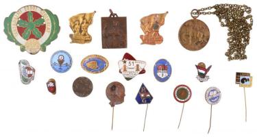 18db vegyes, főleg szocialista jelvény, emlékérem, közte ~1930. "Becsülettel a hazáért - M.O.V.E. (Magyar Országos Véderő Egylet) Br emlékérem fémláncon (30mm), ~1946. "NÉKOSZ (Népi Kollégisták Országos Szövetsége)" zománcozott tombak gomblyukjelvény, 1949. "Főiskolai Világbajnokság" zománcozott tombak jelvény T:vegyes