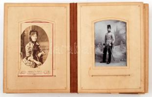 cca 1860-80 Korabeli fényképalbum kb. 100db keményhátú kabinetfotóval különböző műtermekből viseltes...