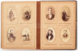 cca 1860-80 Korabeli fényképalbum kb. 100db keményhátú kabinetfotóval különböző műtermekből viseltes...