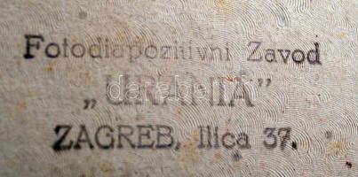 cca 1930-1940 Zágráb, Aleksander Miklenic mészáros üzletének bejáratánál, alkalmazottaival, kartonra...