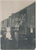 cca 1914 Mozgósítás Budapesten, Búcsú a pályaudvaron, hátoldalon feliratozva, sarkai töredezettek, 12x16 cm / cca 1914 Budapest, Fairwell at the station, 12x16 cm