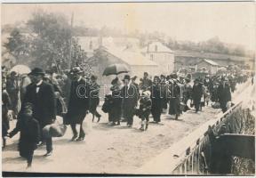 cca 1914-1918 Creuse, Az internált magyar, német és osztrák hadifoglyok bevonulnak a pályaudvarról, hátoldalon feliratozva, 16x11 cm