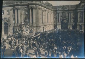 cca 1914-1916 A trónörökös Budapesten, ünneplő tömeg a budai várban, 16x11 cm