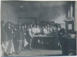 cca 1914-1918 A bécsi egyetem aulája, ahol sebesülteket ápoltak és láttak el, hátoldalon feliratozva, 16x11 cm / cca 1914-1916 Vienna, University, military hospital, 16x12 cm