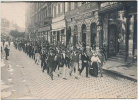 cca 1914 Mozgósítás Budapesten, a félig felszerelt népfölkelők mennek felöltözni, hátoldalon feliratozva, 16x11 cm