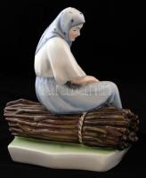 Zsolnay rőzsén ülő asszony (Sinkó András), kézzel festett, jelzett, hibátlan, m:26 cm, h:25 cm
