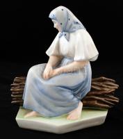 Zsolnay rőzsén ülő asszony (Sinkó András), kézzel festett, jelzett, hibátlan, m:26 cm, h:25 cm