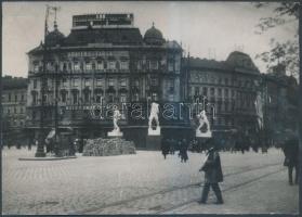 1919 Bp. VI. Berlini tér(Nyugati tér), Krayer és Társa festék-, kence- és lakkgyára, három, pörölyét lendítő munkásfigura a Tanácsköztársaság idején, sarkánál törésnyommal, 18x12 cm