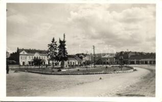 Ipolyság, Horthy Miklós tér, cukrászda, Juno drogéria, Brack I. Ganz, Hanza, Adler és Fuchs üzlete, gyógyszertár / square, confectionery, pharmacy, shops