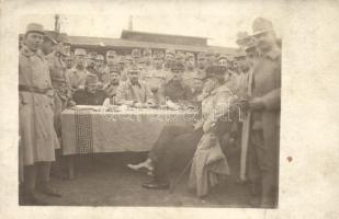 1915 Besztercebánya, magyar katonák zsoldosztása, csoportkép / WWI Hungarian soldiers, paying the soldiers' wage, group photo
