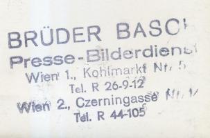 1955 Bécs, Magyar-osztrák meccs, Brüder Basch sajtófotó, németül feliratozva, pecséttel jelzett, 17x...