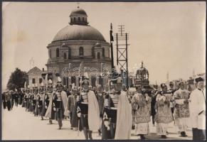 cca 1938 Bp., Rendezvények a Szent István év keretében: Szent Jobb körmenet, Halászbástya, áldoztatás, Isidro Gomá y Tomás toledói érsek, 4 db fotó, 11x8 és 24x16 cm közötti méretekben