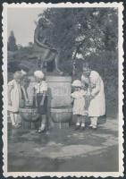 1934 Budapest, Gellérthegy, Hamupipőke kútszobor, Kallós Ede alkotása, a II. vh-ban elpusztult, feliratozott fénykép, 8,5x6 cm