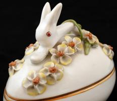 Herendi nyulas bonbonier, apró lepattanások a virágon, jelzett, kézzel festett, 10×11 cm