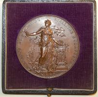 1885. "Országos Ált. Kiállítás" Br emlékplakett "Schickedanz Albertnek(a Hősők Tere Építője!) érdemjeléül". Szign:Schwartz T:2 eredeti kiállítási díszdobozban