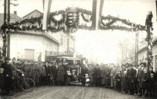 Ismeretlen, nagy valószínűséggel erdélyi város, Bevonulási fotó, feldíszített kapu címerrel / Unidentified town, Entry of the Hungarian troops, photo