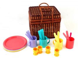 Műanyag piknik(poharak,kések stb.) készlet fonott piknikkosárral jó állapotban