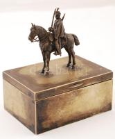 Antik szivardoboz huszár figurával, &quot;Regiments Rennen 1901&quot; felirattal, rezezett ón, fa betéttel, m:15 cm / Antique box with cavalryman, copper plated tin, 14×10 cm