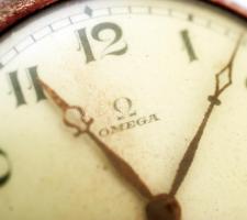 Omega márkájú zsebóra, lánccal, másodpercmutató nélkül, nem működik