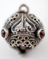 Kisméretű ezüst (Ag.) gömb alakú medál, kő berakással, br. 10,2 g