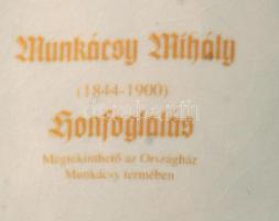 Munkácsy Honfoglalást ábrázoló ónfedeles kerámia nagy korsó, matricás, jelzett, eredeti dobozában m:...