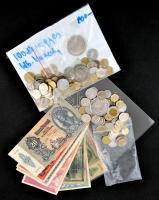 Vegyes magyar és külföldi bankjegy és fémpénz tétel, főleg magyar darabokkal, közte 2db replikával é...