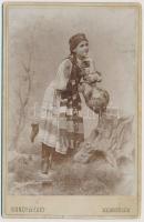 cca 1900 Népviseletes leány, keményhátú fotó debreceni műteremből (Gondy és Egey), 14,5×10 cm