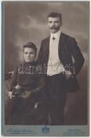 cca 1900 Házaspár, keményhátú fotó budapesti műteremből (Székely Aladár), 10×15 cm