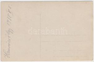 1918 Kirándulók a Hűvösvölgyben, fotó, hátulján feliratozva, 11×8,5 cm