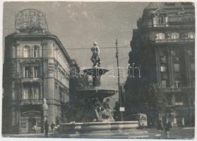 cca 1930 Bp., Kálvin tér a kúttal, fotó,, hátulján feliratozva, 8,5×12 cm