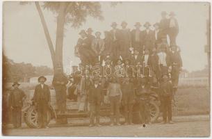 cca 1900 Férfiak csoportképe gépjármű előtt, fotó, 9×14 cm