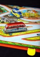 Lemezjáték autópálya, 5 db különféle felhúzható kisautóval, hozzájuk tartozó kulccsal