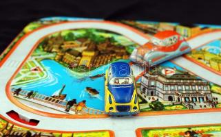 Lemezjáték autópálya, 5 db különféle felhúzható kisautóval, hozzájuk tartozó kulccsal