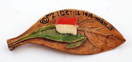 1917 Levelet és magyar nemzeti színű tulipánt ábrázoló fából készül emléktárgy hadifogságból, "Szibéria 1917. márc. 17." felirattal, h: 8 cm /  1917 A memory from the POW camp, "Siberia, 15th of March 1917", l: 8 cm