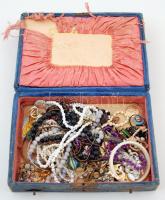 Vegyes nagy bizsu tétel, díszes, kopott dobozban