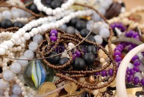 Vegyes nagy bizsu tétel, díszes, kopott dobozban