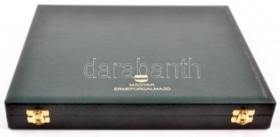 Magyar Érmeforgalmazó zöld műbőr éremtartó kazettája 1 kivehető tálcával, összesen 24 férőhellyel, h...