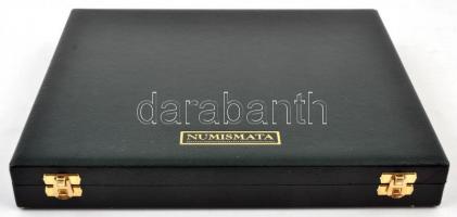 Magyar Érmeforgalmazó zöld műbőr éremtartó kazettája 1 kivehető tálcával, összesen 24 férőhellyel, h...