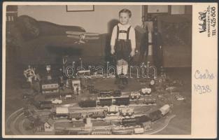 1938 Születésnapi ajándék, kisvasút-modell terepasztallal, fotó, feliratozva, 8,5×13,5 cm