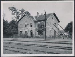 cca 1940 Nagyfény (Žednik/Csantavér, ma: Stari Žednik, Szerbia) vasútállomás, fotó, hátulján feliratozva, 9×12 cm