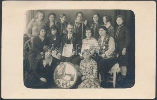 cca 1920-1930 Csepel varrógép tanfolyam, fotó, 9×14 cm